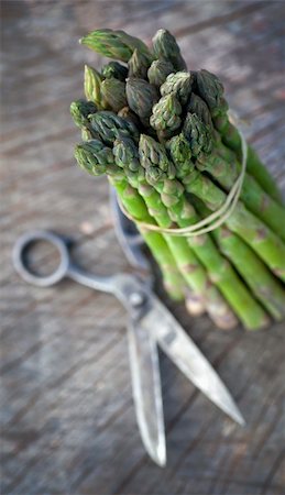 simsearch:400-07422782,k - Spring garden concept. Freshly harvested asparagus on wooden background Photographie de stock - Aubaine LD & Abonnement, Code: 400-06100032