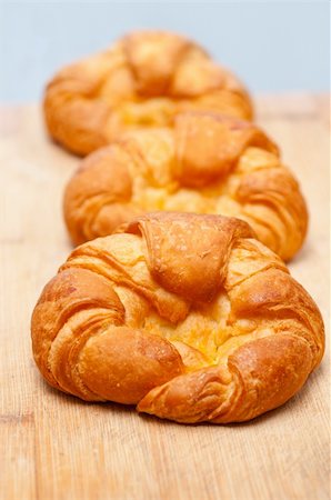 simsearch:400-05704821,k - three fresh baked french croissant brioche on wood board Foto de stock - Super Valor sin royalties y Suscripción, Código: 400-06100302