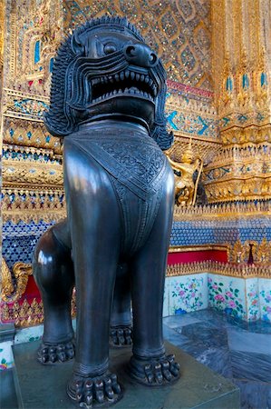 simsearch:400-04885156,k - Bronze lion stature in Grand Palace in Bangkok, Thailand Photographie de stock - Aubaine LD & Abonnement, Code: 400-06100729