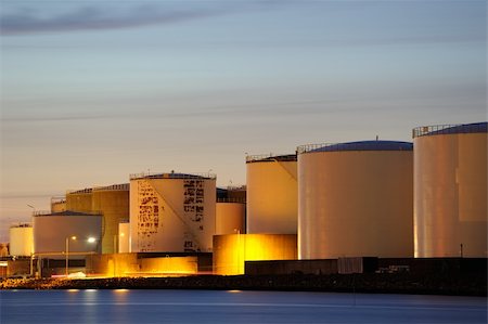 Oil tanks a late night Fotografie stock - Microstock e Abbonamento, Codice: 400-06101230