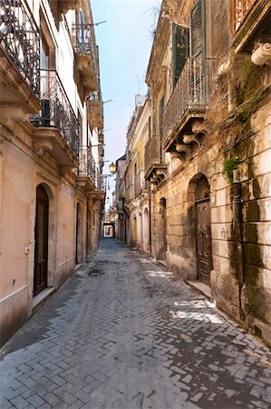 simsearch:400-04990379,k - The street with old houses early in the morning Photographie de stock - Aubaine LD & Abonnement, Code: 400-06101329