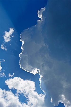 simsearch:400-05234387,k - Heaven. Sun rays penetrate through the thick clouds and forming halo effect Fotografie stock - Microstock e Abbonamento, Codice: 400-06101340