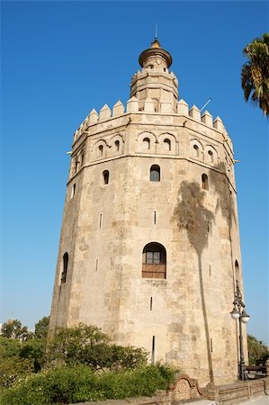 Torre del Oro or Gold Tower in Seville is the symbol of the town. It is a moorish watchtower constructed in the 13th century during the berber almohad occupation to control access to the town through river Guadalquivir. Stockbilder - Microstock & Abonnement, Bildnummer: 400-06101772