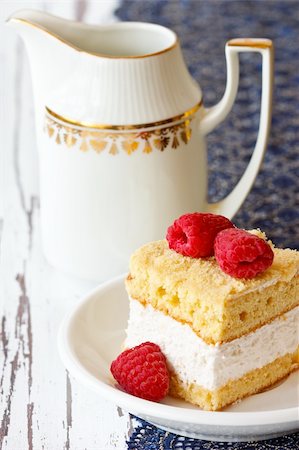 simsearch:400-05314546,k - Delicious cake with fresh raspberries for breakfast. Foto de stock - Super Valor sin royalties y Suscripción, Código: 400-06101914