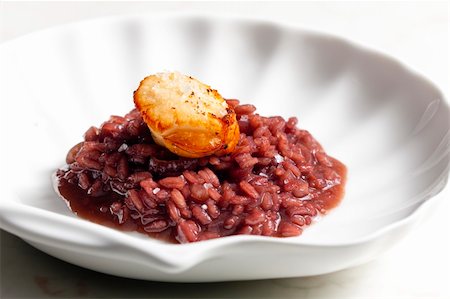 seafood risotto - fried Saint Jacques mollusc on risotto steamed with red wine Stock Photo - Budget Royalty-Free & Subscription, Code: 400-06101998