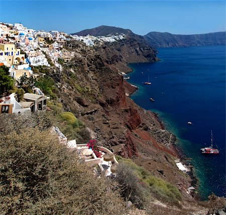 simsearch:400-03939098,k - On top of a high mountain of Santorini, see the white town. Its walls, terraces down the hillside. At the foot of the island can see the pier. Around the Islands are always a lot of yachts and boats. Fotografie stock - Microstock e Abbonamento, Codice: 400-06102748