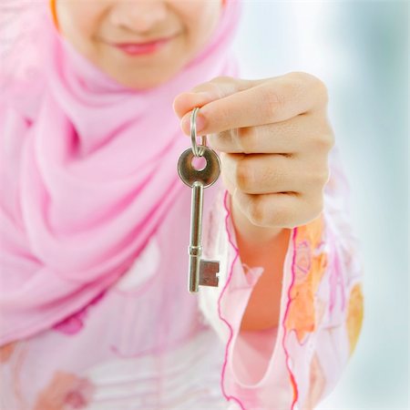 simsearch:400-06142860,k - Muslim woman hand holding a new key Fotografie stock - Microstock e Abbonamento, Codice: 400-06103368