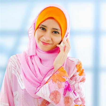 simsearch:400-06142860,k - Muslim business woman on the phone, looking at side. Fotografie stock - Microstock e Abbonamento, Codice: 400-06103371