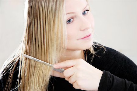 straight hair brushing - portrait Foto de stock - Super Valor sin royalties y Suscripción, Código: 400-06126310