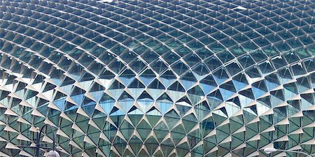 durião - A close shot of the unusual design of the Singapore National Opera House, affectionately called the "Durian House" by locals after it's resembence to the pungent, spiky fruit. Foto de stock - Royalty-Free Super Valor e Assinatura, Número: 400-06127749