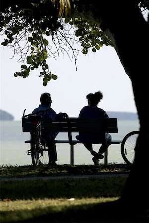 Couple on park bench Foto de stock - Super Valor sin royalties y Suscripción, Código: 400-06129301