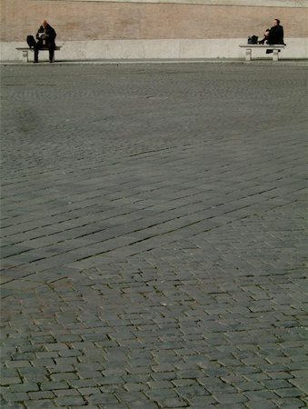 people's square - Two men sitting on benches in italian piazza Foto de stock - Super Valor sin royalties y Suscripción, Código: 400-06135438