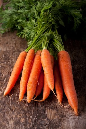 bunch of a carrots on a wooden plank Photographie de stock - Aubaine LD & Abonnement, Code: 400-06135486