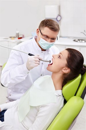 simsearch:400-04340930,k - The dentist treats teeth of patient Foto de stock - Super Valor sin royalties y Suscripción, Código: 400-06135917