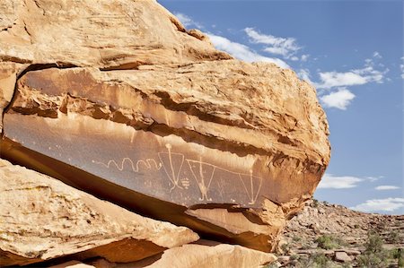 ancient rock art with a snake and  triangular anthropomorphic (human) figures (the Formative to the historic Ute period) near Moab, Utah Photographie de stock - Aubaine LD & Abonnement, Code: 400-06136124