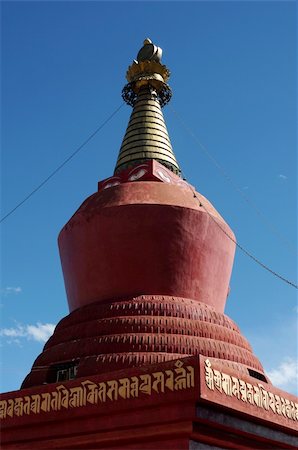 simsearch:400-05297167,k - Landmark of a historic red stupa in Tibet against blue sky Fotografie stock - Microstock e Abbonamento, Codice: 400-06136436