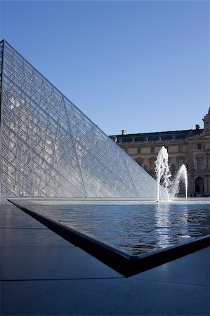 fountain in front of the Louvre Foto de stock - Super Valor sin royalties y Suscripción, Código: 400-06136975