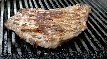 simsearch:400-07620488,k - steaks cooked on a grill in the restaurant Stockbilder - Microstock & Abonnement, Bildnummer: 400-06136997