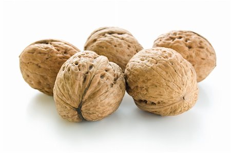 simsearch:400-04415203,k - Arrangement of five whole walnuts close-up isolated on white background. Fotografie stock - Microstock e Abbonamento, Codice: 400-06137562