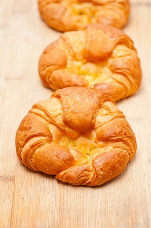 simsearch:400-05704821,k - three fresh baked french croissant brioche on wood board Foto de stock - Super Valor sin royalties y Suscripción, Código: 400-06137910