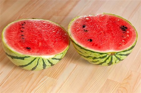 simsearch:400-05886533,k - fresh ripe watermelon sliced on a  wood table Photographie de stock - Aubaine LD & Abonnement, Code: 400-06137911