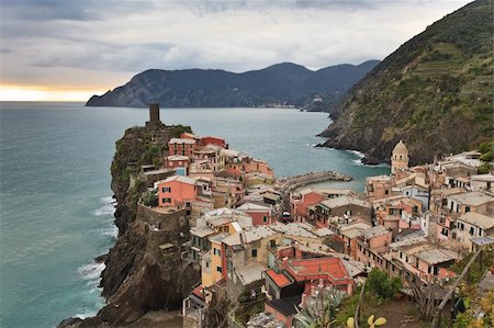 porojnicu (artist) - Vernazza fishermen village in Cinque Terre, unesco world heritage in Italy Foto de stock - Super Valor sin royalties y Suscripción, Código: 400-06138031