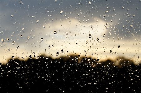 raindrop window - Rain drops on the glass against sky background Foto de stock - Super Valor sin royalties y Suscripción, Código: 400-06138381