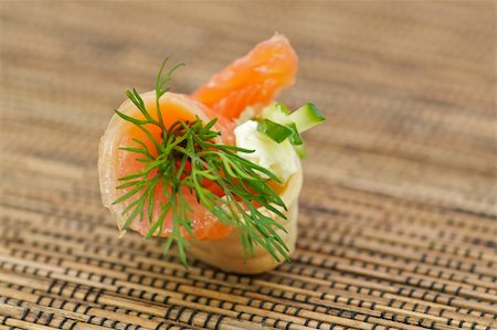 simsearch:400-07039898,k - Snack with Smoked Salmon, Cheese Cream and Dill isolated on strawmat background Foto de stock - Royalty-Free Super Valor e Assinatura, Número: 400-06138976