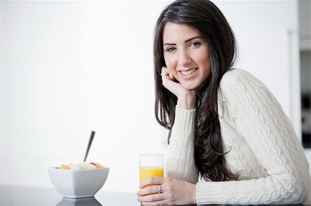 studiofi (artist) - Young woman in kitchen enjoying some orange juice and fresh fruit Photographie de stock - Aubaine LD & Abonnement, Code: 400-06139024