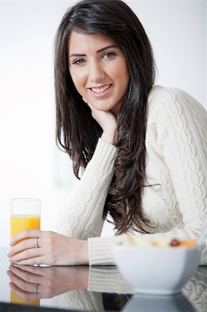 studiofi (artist) - Young woman in kitchen enjoying some orange juice and fresh fruit Photographie de stock - Aubaine LD & Abonnement, Code: 400-06139025