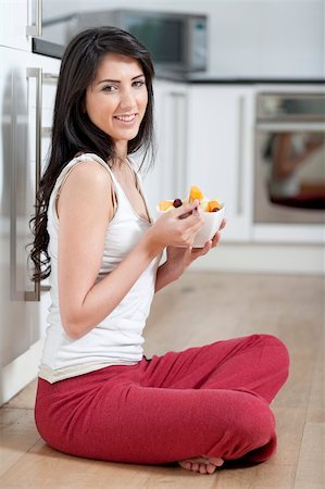 studiofi (artist) - Young woman enjoying a bowl of fresh fruit in her kitchen Photographie de stock - Aubaine LD & Abonnement, Code: 400-06139057