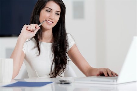 studiofi (artist) - Young woman working at her desk in the office Photographie de stock - Aubaine LD & Abonnement, Code: 400-06139107