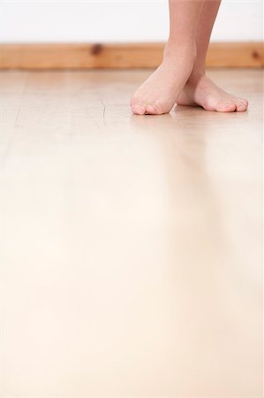 studiofi (artist) - Womans legs on wooden floor against a white wall back drop. Photographie de stock - Aubaine LD & Abonnement, Code: 400-06139122