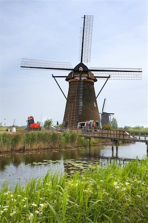 Restoration of historic windmill at Kinderdijk, the Netherlands. The mills are on UNESCO World Heritage List Foto de stock - Super Valor sin royalties y Suscripción, Código: 400-06139163