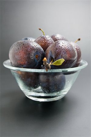 Fresh ripe plums in a glass bowl on a neutral  gradient background. Stock Photo - Budget Royalty-Free & Subscription, Code: 400-06139199
