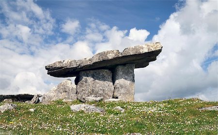 dolmen - Poulnabrone dolmen, 5,000 year old portal tomb in the limestone Burren area of County Clare, Ireland. Fotografie stock - Microstock e Abbonamento, Codice: 400-06139339