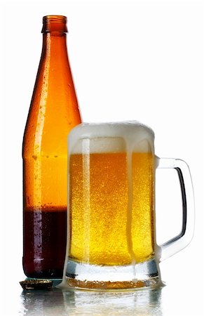 simsearch:400-04644670,k - glass full of dark beer and bottle, isolated on white Fotografie stock - Microstock e Abbonamento, Codice: 400-06139633