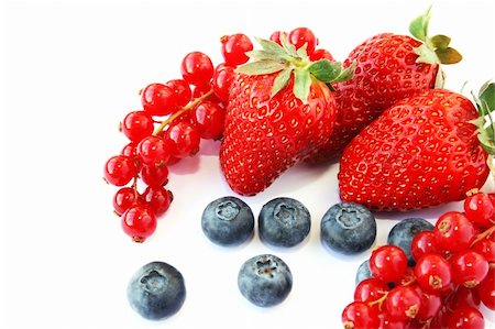 simsearch:400-05079848,k - Pile of strawberries, red currants, blueberries, mulberries isolated on white background. Foto de stock - Super Valor sin royalties y Suscripción, Código: 400-06139652