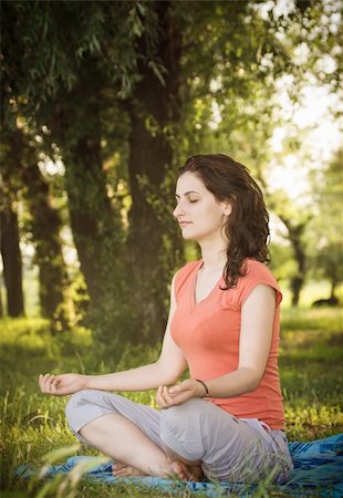 simsearch:693-03312809,k - Young women in lotus position trying a breathing exercise in nature Foto de stock - Super Valor sin royalties y Suscripción, Código: 400-06139727