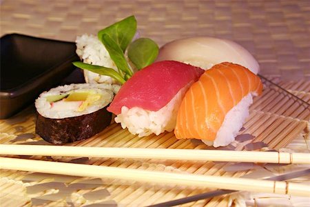simsearch:400-04292843,k - A sushi plate Stock Photo - Budget Royalty-Free & Subscription, Code: 400-06130274