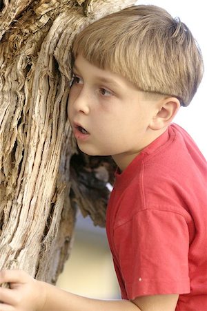 simsearch:400-06130548,k - Child looks out from behind a tree Foto de stock - Super Valor sin royalties y Suscripción, Código: 400-06130585