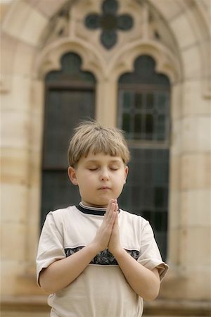 Praying by a church background  soft diffusion added Photographie de stock - Aubaine LD & Abonnement, Code: 400-06130631