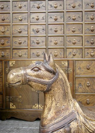 simsearch:400-06128693,k - Bronze antique horse in Itaewon shopping area, Seoul, South Korea Foto de stock - Super Valor sin royalties y Suscripción, Código: 400-06131549