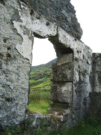 ruin of a thatched building at the base of the great irish hills Foto de stock - Super Valor sin royalties y Suscripción, Código: 400-06131607
