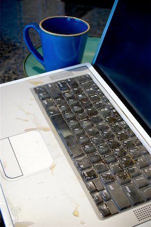 short circuit - Oops! Apple Powerbook notebook / laptop computer with spilled coffee all over the keyboard and trackpad. Foto de stock - Super Valor sin royalties y Suscripción, Código: 400-06131897