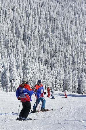 simsearch:400-06132736,k - people on the ski slope Stock Photo - Budget Royalty-Free & Subscription, Code: 400-06132735
