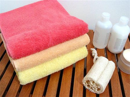 Spa or bathroom accessories: stack of colorful towels, loofah sponge, lotions, shampoos, creams Photographie de stock - Aubaine LD & Abonnement, Code: 400-06133473