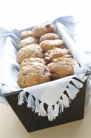 muffins in blue napkin Stockbilder - Microstock & Abonnement, Bildnummer: 400-06140199
