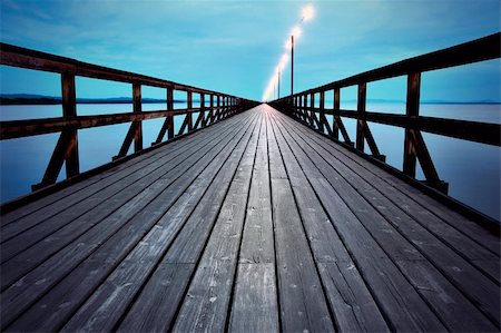 diminishing - Very long wooden pier in evening light Foto de stock - Super Valor sin royalties y Suscripción, Código: 400-06140939