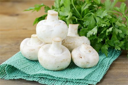 simsearch:400-07430898,k - mushrooms champignon on a wooden table Stockbilder - Microstock & Abonnement, Bildnummer: 400-06140980